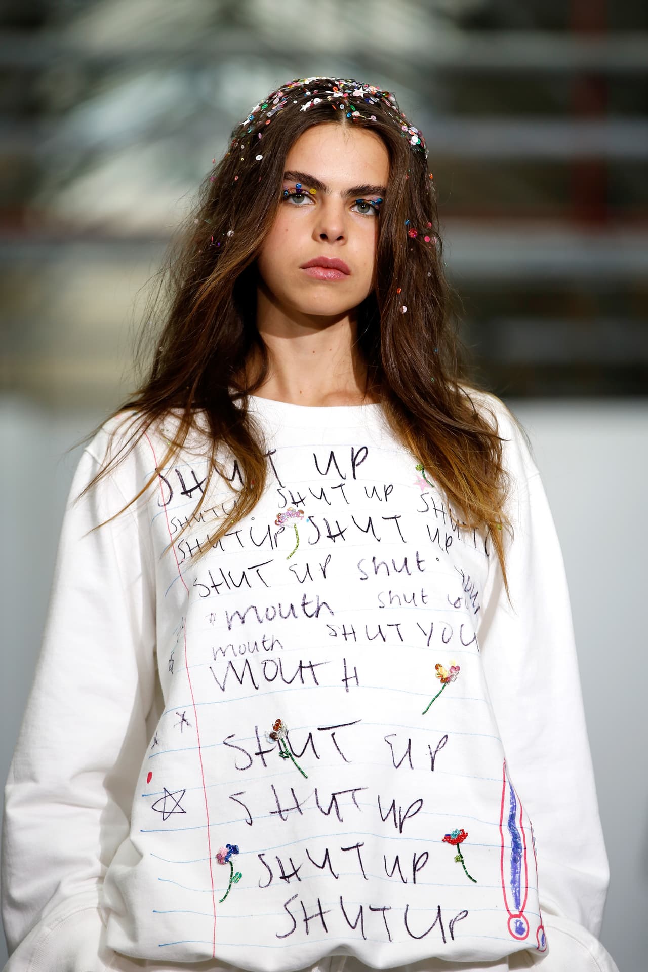 Glitter roots. Muy fácil de hacer en cualquier peinado con raya al medio. ¡Añade mucha diversión a tu 'look' con esta tendencia! Para lucirla, sigue los prácticos pasos de Nitz que te contamos a continuación.