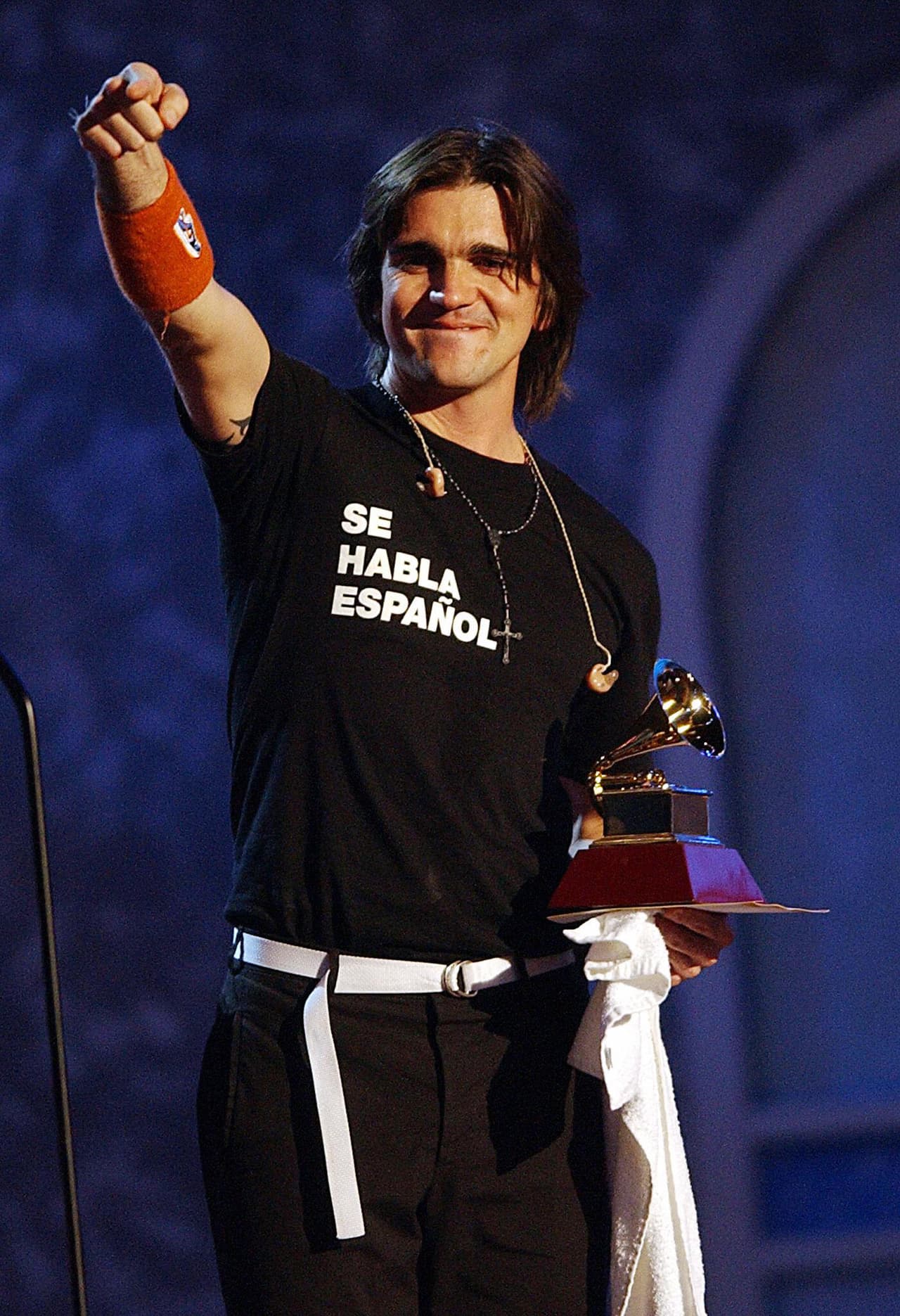 Juanes en Latin GRAMMY 2003 se llevó a casa cinco premios gracias a su disco 'Es Por Ti' y a los temas que lo conformaron.