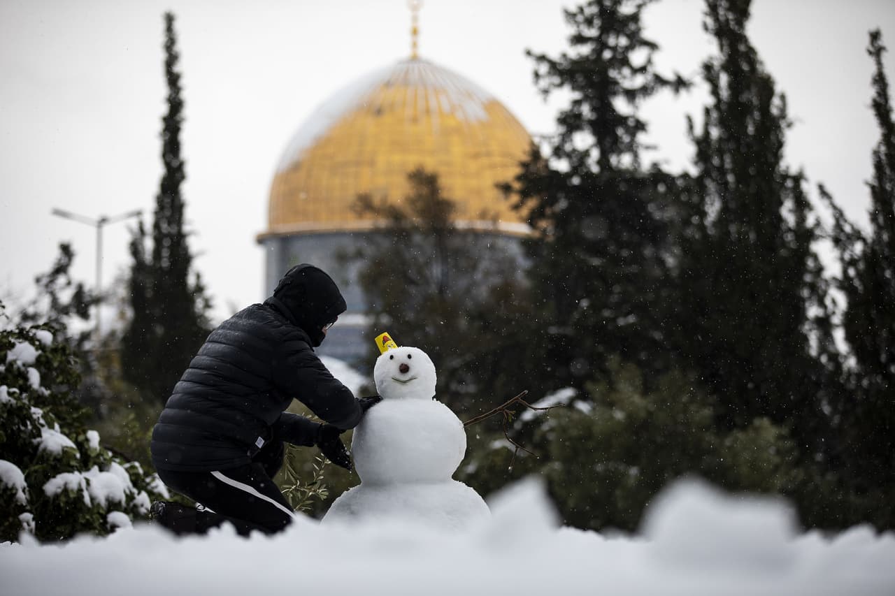 Un hombre palestino fabrica un muñeco de nieve frente al Monte del Templo de Jerusalén cubierto de nieve, el 27 de enero.
<br>
<br>La excepcional tormenta que había teñido de blanco previamente Atenas y Estambul llegó el miércoles por la noche a Jerusalén. Según los servicios meteorológicos, dejó alrededor de 20 centímetros de nieve.
<br>