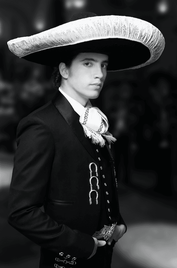 <b>Álex Fernández</b>, hijo de Alejandro Fernández y nieto de Vicente Fernández, debutará en el escenario del Latin GRAMMY interpretando
<b> su éxito 'Te amaré'</b>. Además', 
<b>está nominado en la categoría</b> Mejor canción regional mexicana, con 'Te amaré' y su producción 'Sigue la dinastía' en Mejor álbum de música ranchera/mariachi.