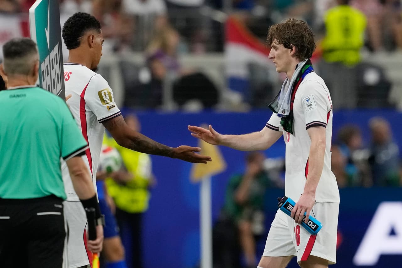 El inglés Anthony Gordon (derecha) es sustituido por su compatriota Morgan Rogers durante el partido de fútbol del Grupo L de la Copa del Mundo entre Inglaterra y Croacia, en Arlington, Texas.