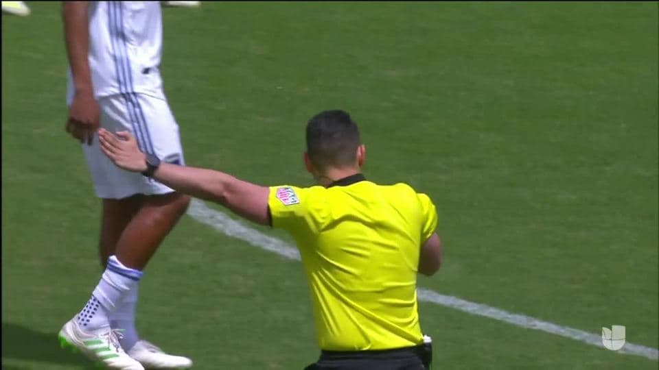 Arranca el partido y la pelota está en juego.