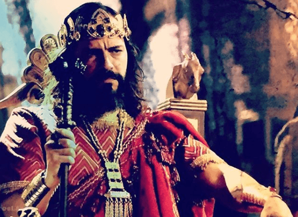 El actor Heitor Martinez es quien le da vida al rey Nabucodonosor, personaje que ordena la monumental construcción de los Jardines colgantes de Babilonia.