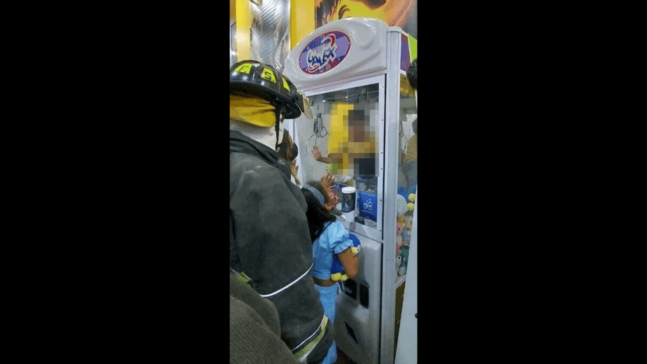 Bomberos rescatan a un niño que quedó atrapado dentro de una máquina de peluches
