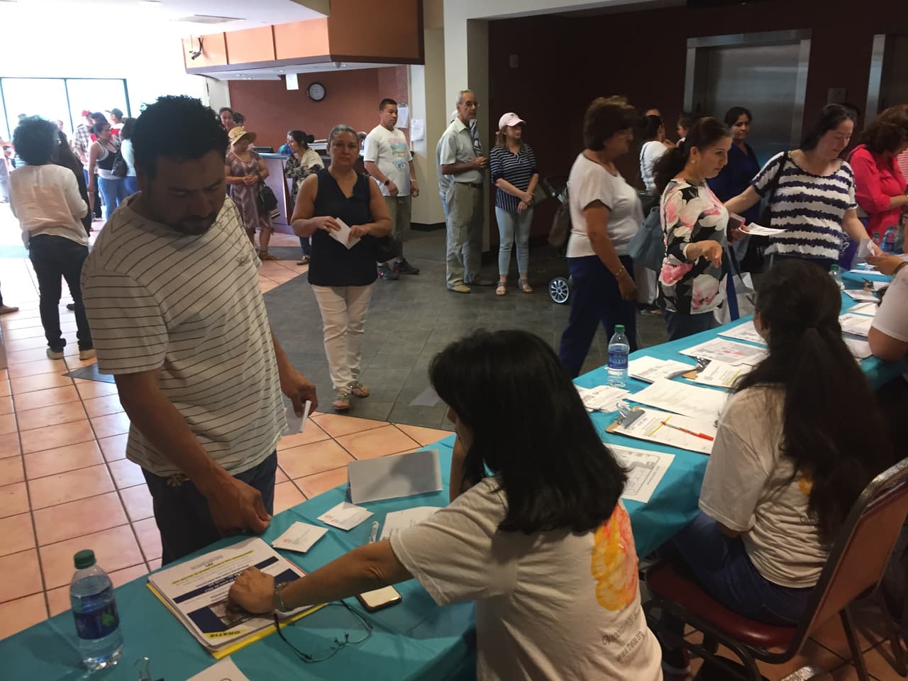 UniFarmacia es gratuita y todas las personas califican. La tarjeta es aceptada en más de 55,000 farmacias a través de los Estados Unidos y Puerto Rico incluyendo cadenas como Walgreens, CVS, Kmart y miles de farmacias independientes.