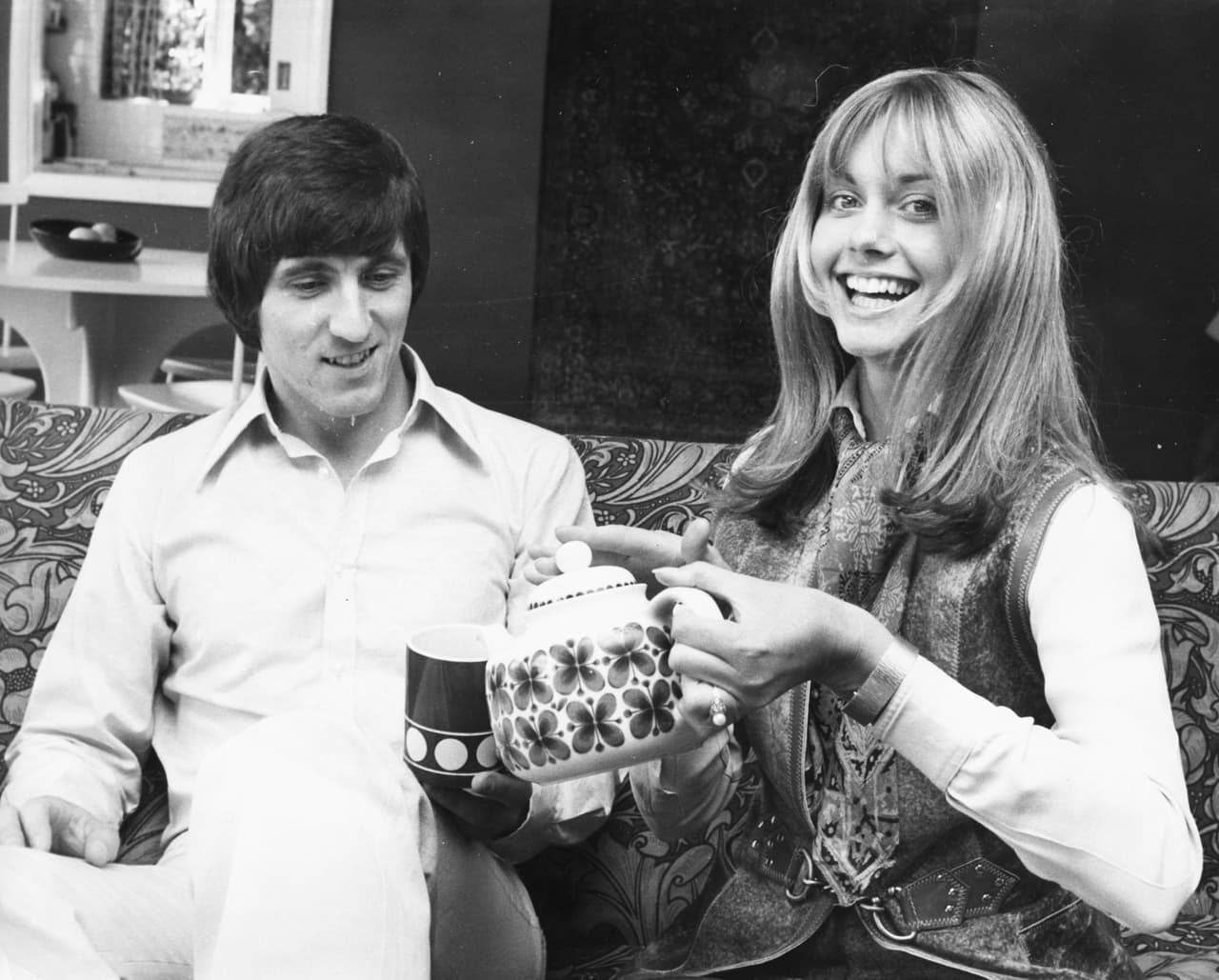 Olivia Newton-John aparece con su entonces prometido, el guitarrista Bruce Welch de la banda The Shadows, en su casa en junio de 1970. 
<br>