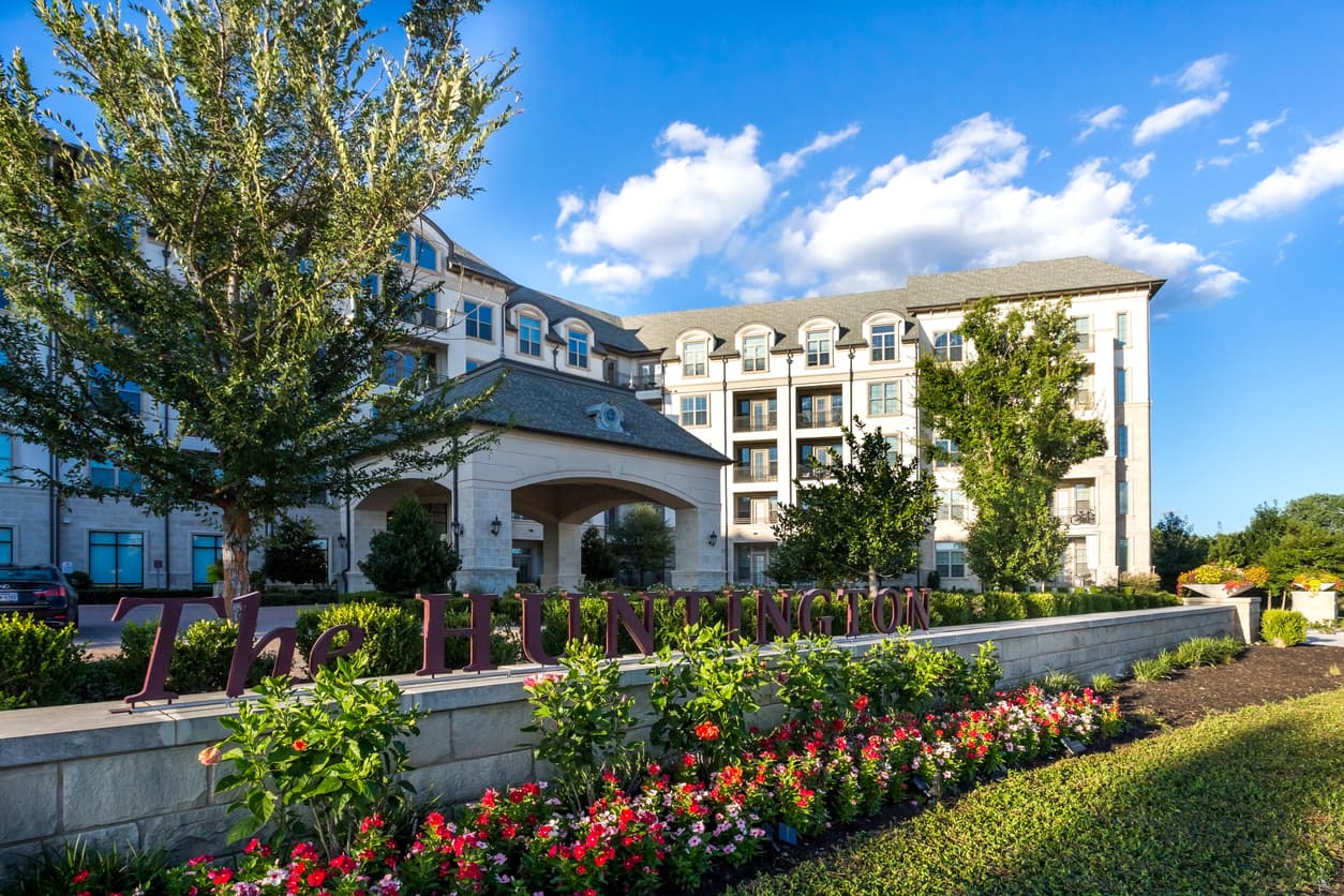 <b>Puesto 4 de las ciudades donde el salario rinde más | Plano, Texas</b>
<br>
<br>🔘 El ingreso promedio anual de un hogar en esa ciudad es de $96,348.
<br>🔘 Los cheques que recibe un hogar quincenalmente ascienden a $3,706.
<br>🔘 El monto de cubrir las necesidades básicas es de $1,415.
<br>🔘 Por ello, sobran $2,291 de cada cheque.