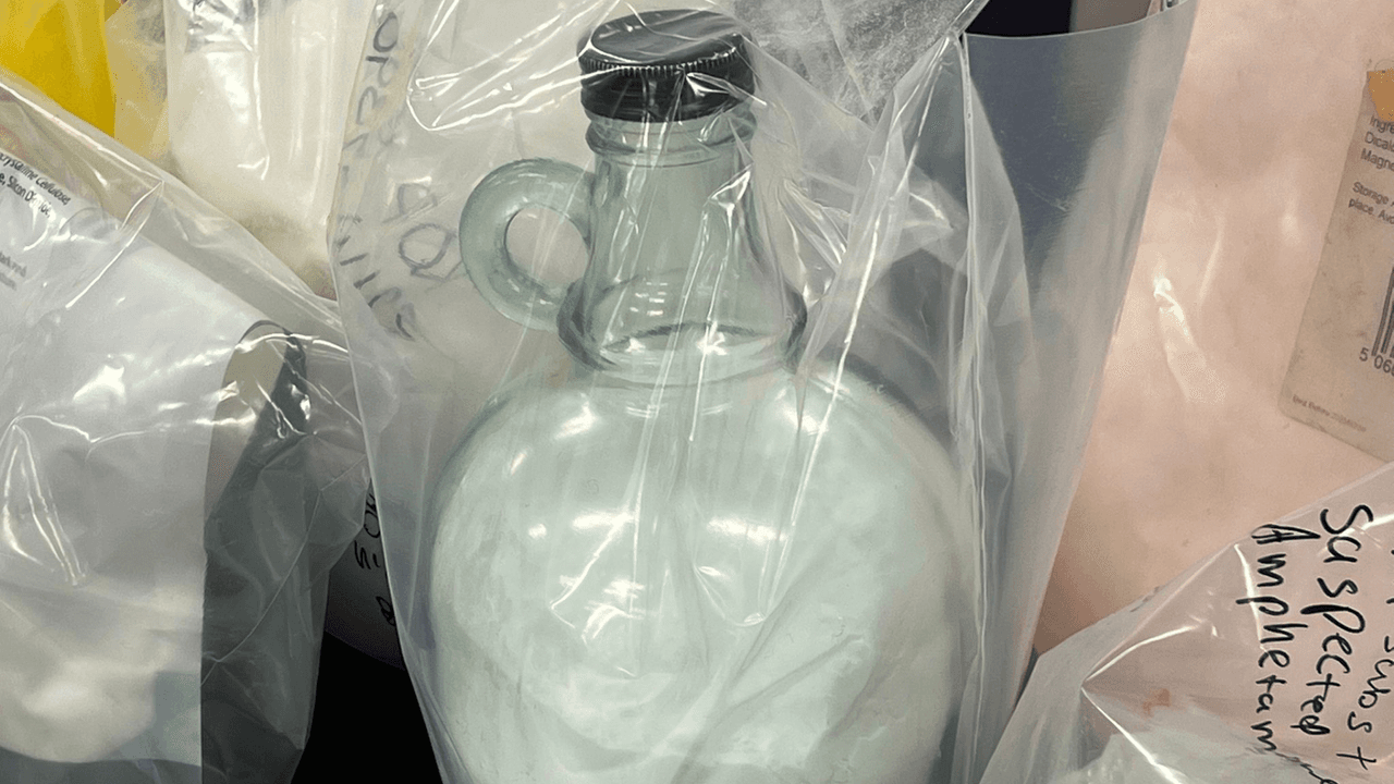 Las autoridades también confiscaron las siguientes posibles drogas: 17 gramos de N,N-dimetiltriptamina; 54 gramos de catinonas sintéticas (“sales de baño”); 24 gramos de cocaína; 186 gramos de jarabe de prometazina; 20 gramos de alprazolam casero (Xanax) y 42 gramos de metanfetaminas.