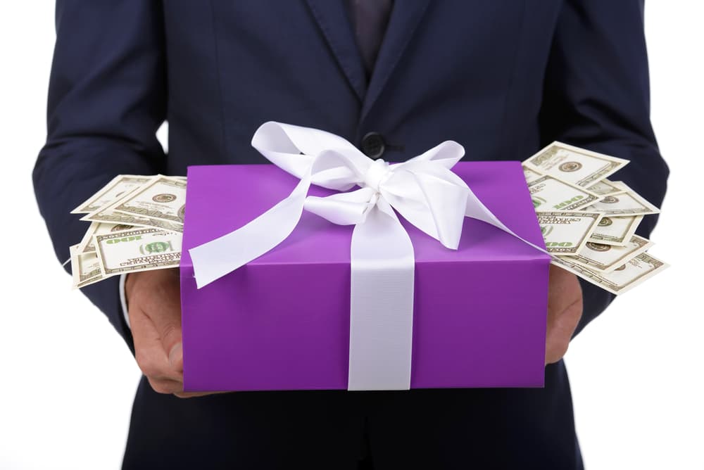 Recibirás una sorpresa muy agradable en la forma de un regalo costoso de quien menos esperas pues así son las cosas de Urano, lo imprevisible e inesperado.