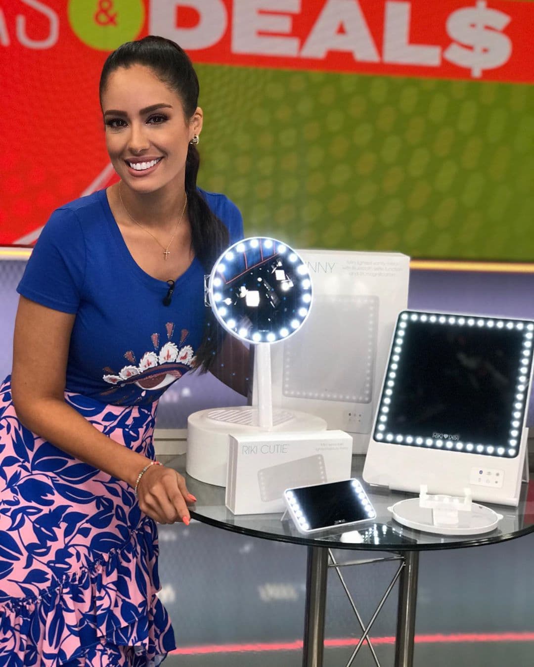 Muestra de ello es que cada semana nos dejan inspirarnos con sus looks del día y enseguida te compartimos algunos en los que las exreinas han coincidido en tendencias de vestir como de maquillaje y peinado.