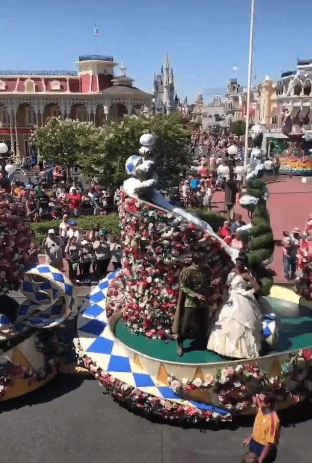 La parte favorita de Giulietta, ver pasar a cada una de las princesas.