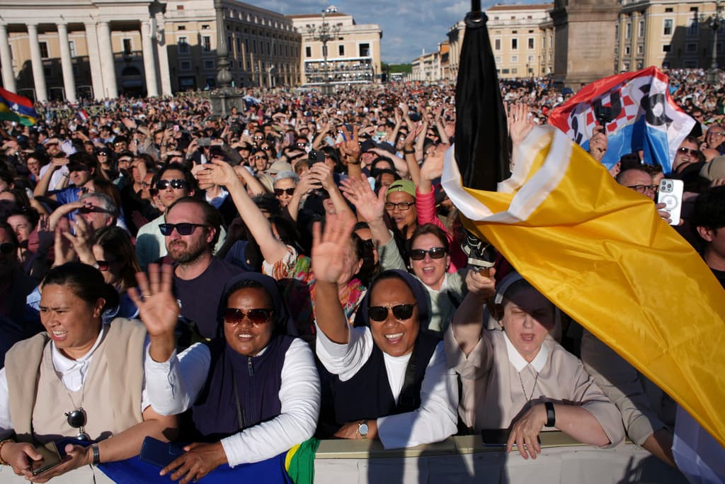 Los fieles celebran después de que apareció humo blanco de la chimenea de la Capilla Sixtina, donde 133 cardenales se reunieron en el segundo día del cónclave para elegir al sucesor del fallecido Papa Francisco, en el Vaticano, el jueves 8 de mayo de 2025. (Foto AP/Emilio Morenatti)