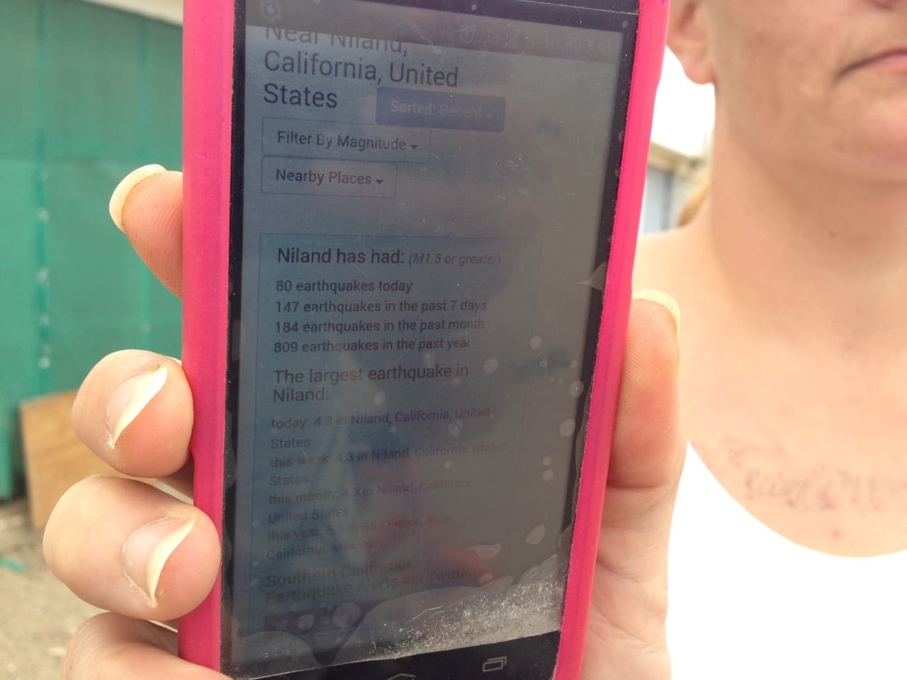 Krystal Worden muestra el registro de temblores en Bombay Beach, California.