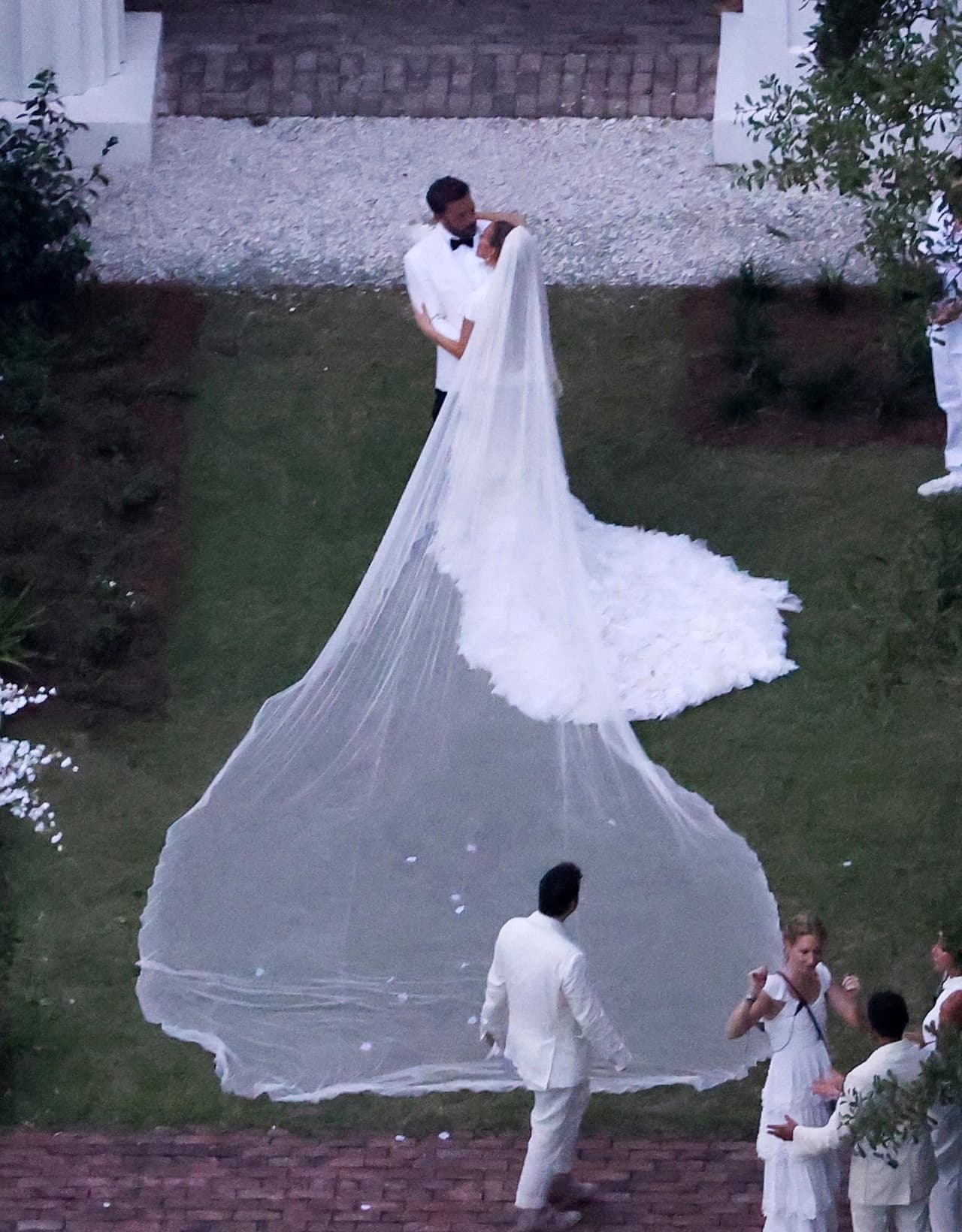 Mediante su boletín ‘On the JLo’, ella reveló en primer lugar que durante la boda no solamente utilizó el
<a href="https://www.univision.com/famosos/vestido-novia-jlo-boda-con-ben-affleck-ralph-lauren-fotos">vestido de novia</a> con el que aparece en las imágenes publicadas, sino también otros dos.
<br>