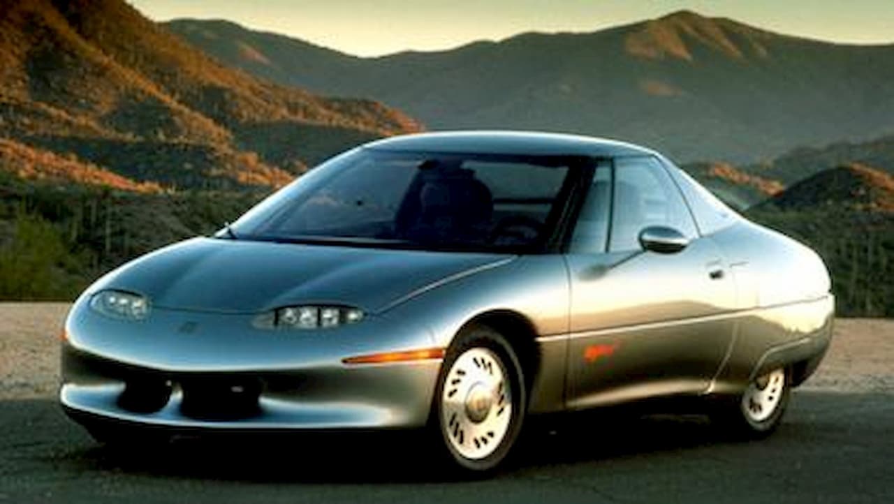 La creación de Tesla fue directamente inspirada por el abandono y destrucción de los 
<b>EV1</b>, los carros eléctricos de GM en 2003. Los fundadores originales vieron la eficiencia superior de los EVs como una gran oportunidad.