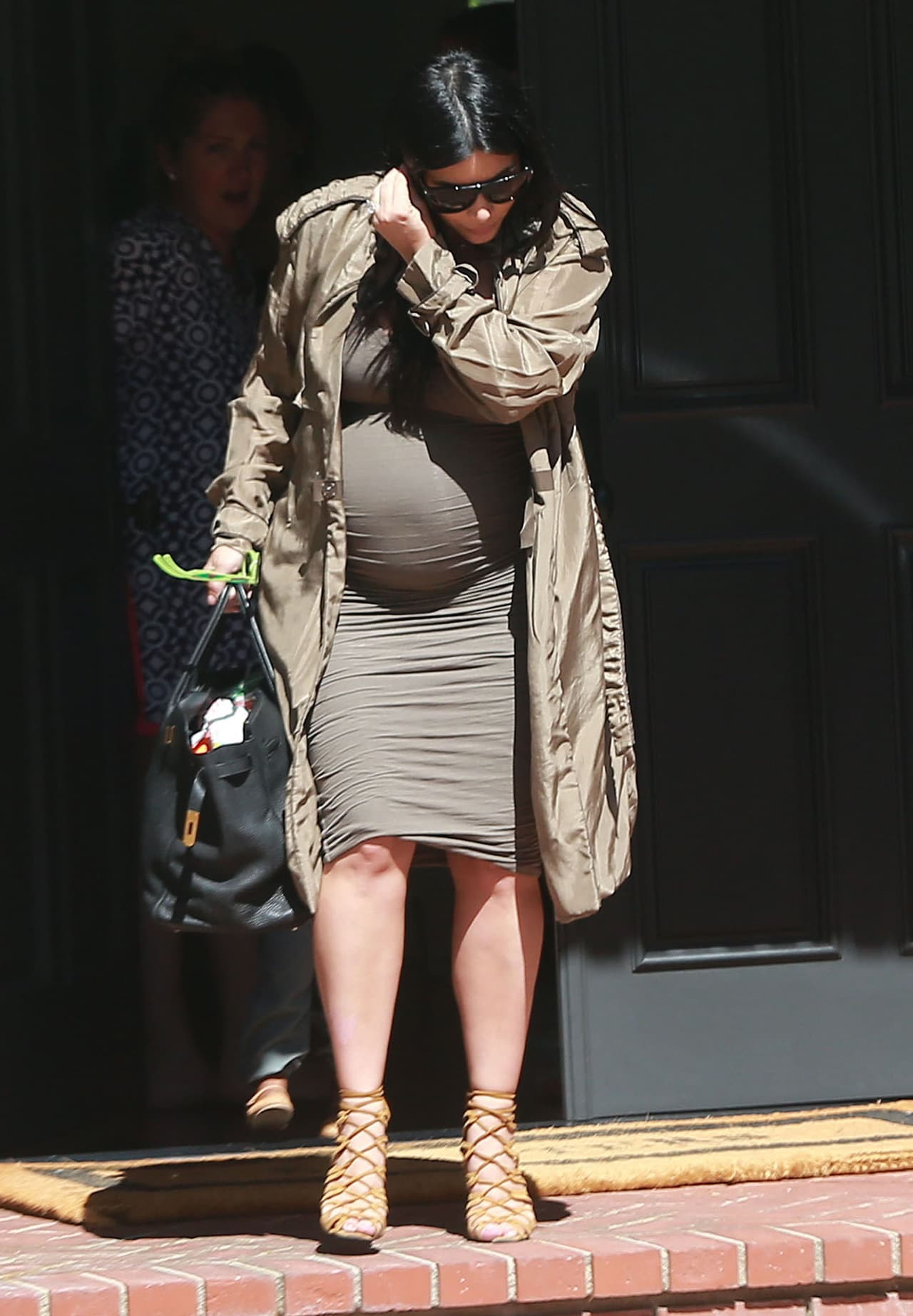 La Kardashian salió a toda prisa de su mansión.