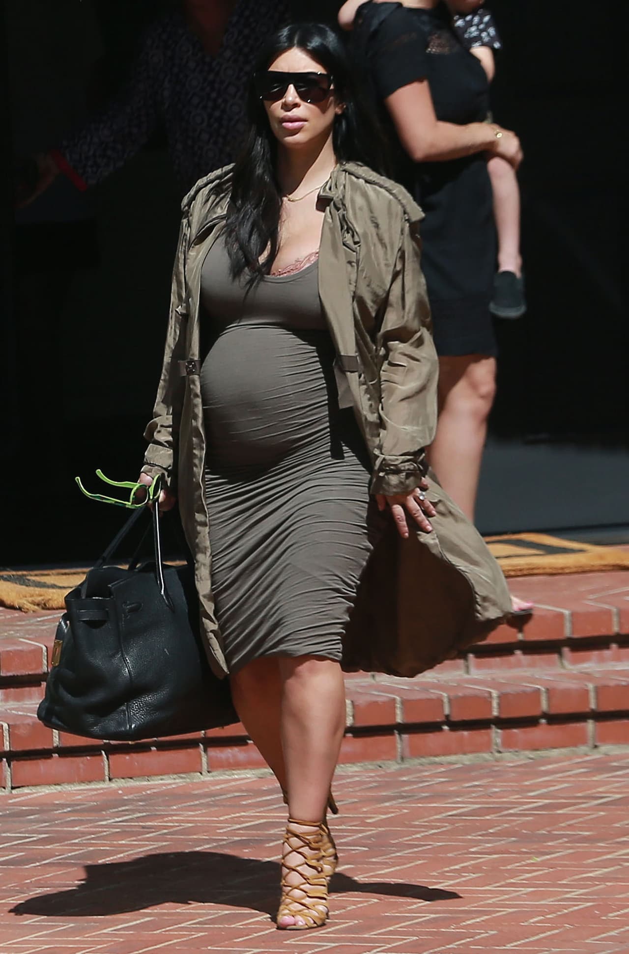 Fiel a su estilo, Kim salió con un vestido pegadito, una altas zapatillas y sus enormes gafas de sol.