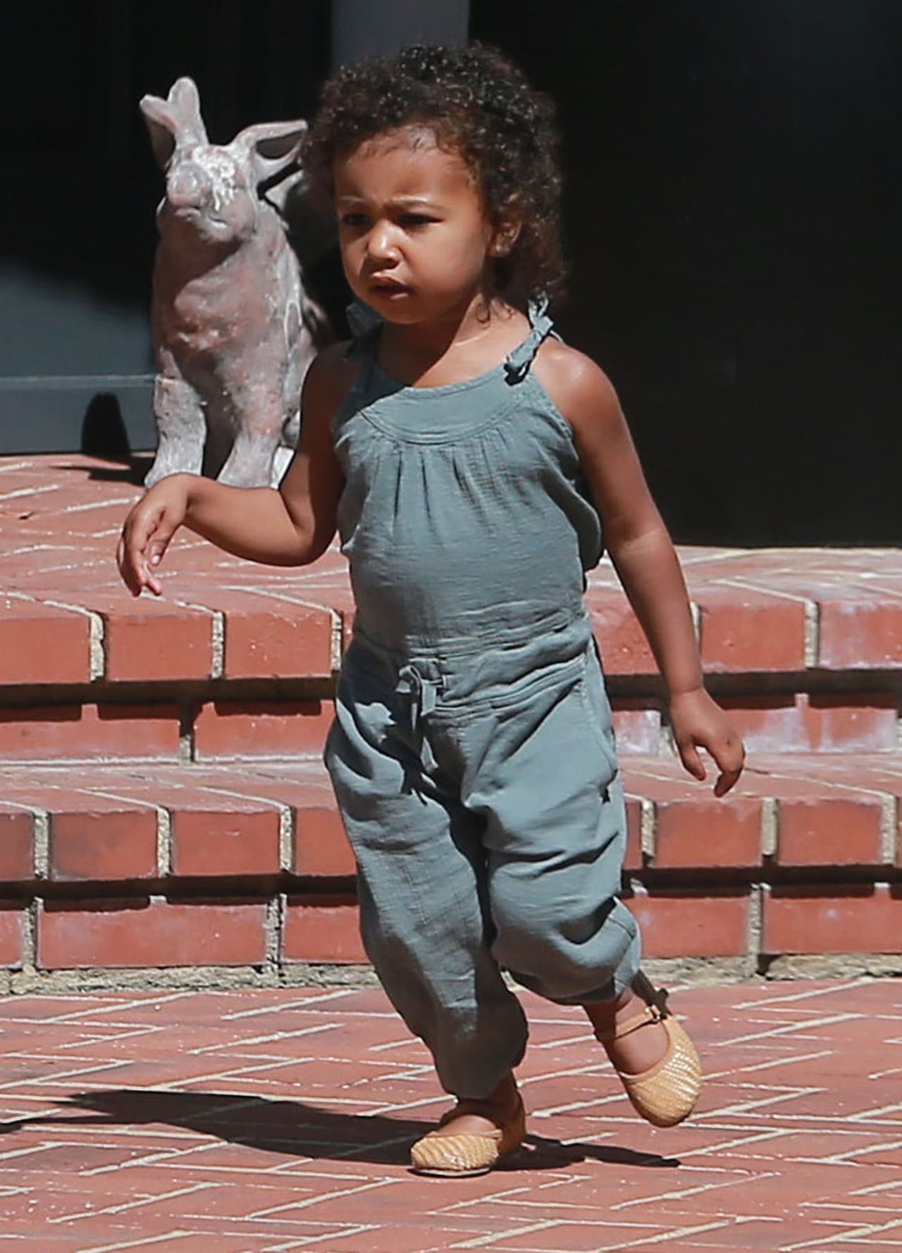 Con un look más casual.