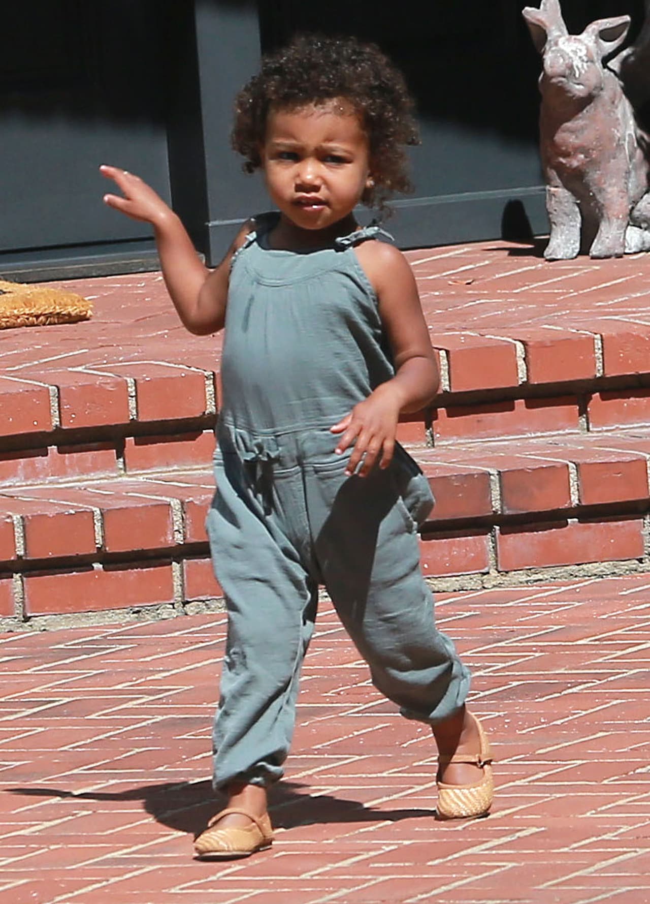 Sus encantadores rizos complementaron su look.