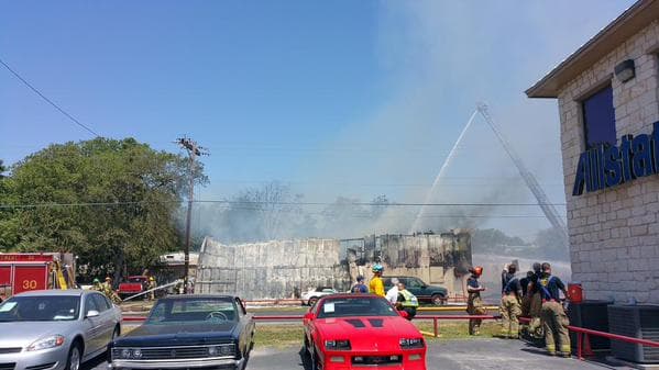 Se incendia tienda de autopartes en Austin