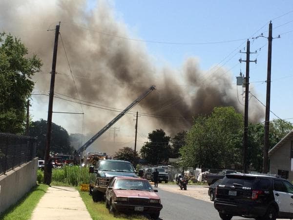 Se incendia tienda de autopartes en Austin