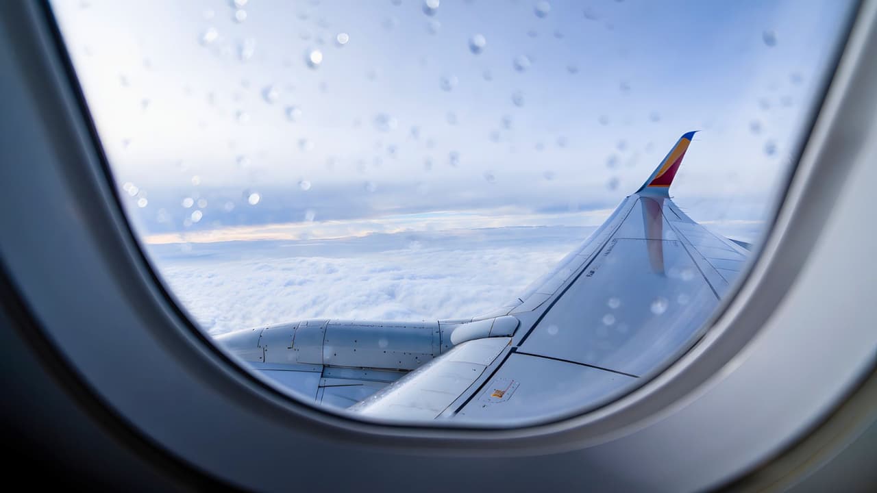 Aquí van los principales cambios: 
<br>
<b>🎟️ Asientos asignados al momento de reservar </b>
<br>Ya no tendrás que correr para entrar en el grupo A. A partir de julio de 2025, cuando compres tu boleto para un vuelo de 2026, 
<b>podrás elegir asiento desde el inicio</b>. Así, si viajas con familia o amigos, será más fácil asegurarte de ir juntos. 
<br>
<b>Familias con niños seguirán juntos </b>
<br>Si compras una tarifa básica (sin elegir asiento), Southwest asignará los asientos de manera automática y tratará de mantener a las familias unidas. Eso sí, 
<b>sin garantía de asientos preferentes o con espacio adicional para las piernas.</b>