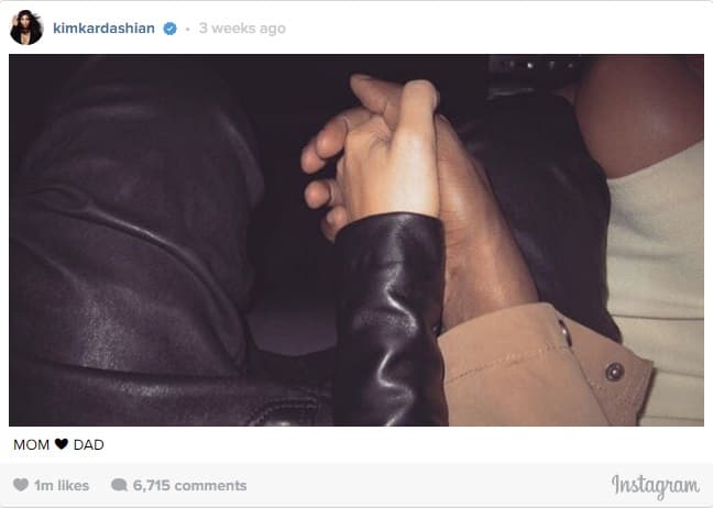 Semanas antes, Kim se tomó una foto similar de la mano con Kanye West y lo volvió a hacer pero ahora con su pequeñito.