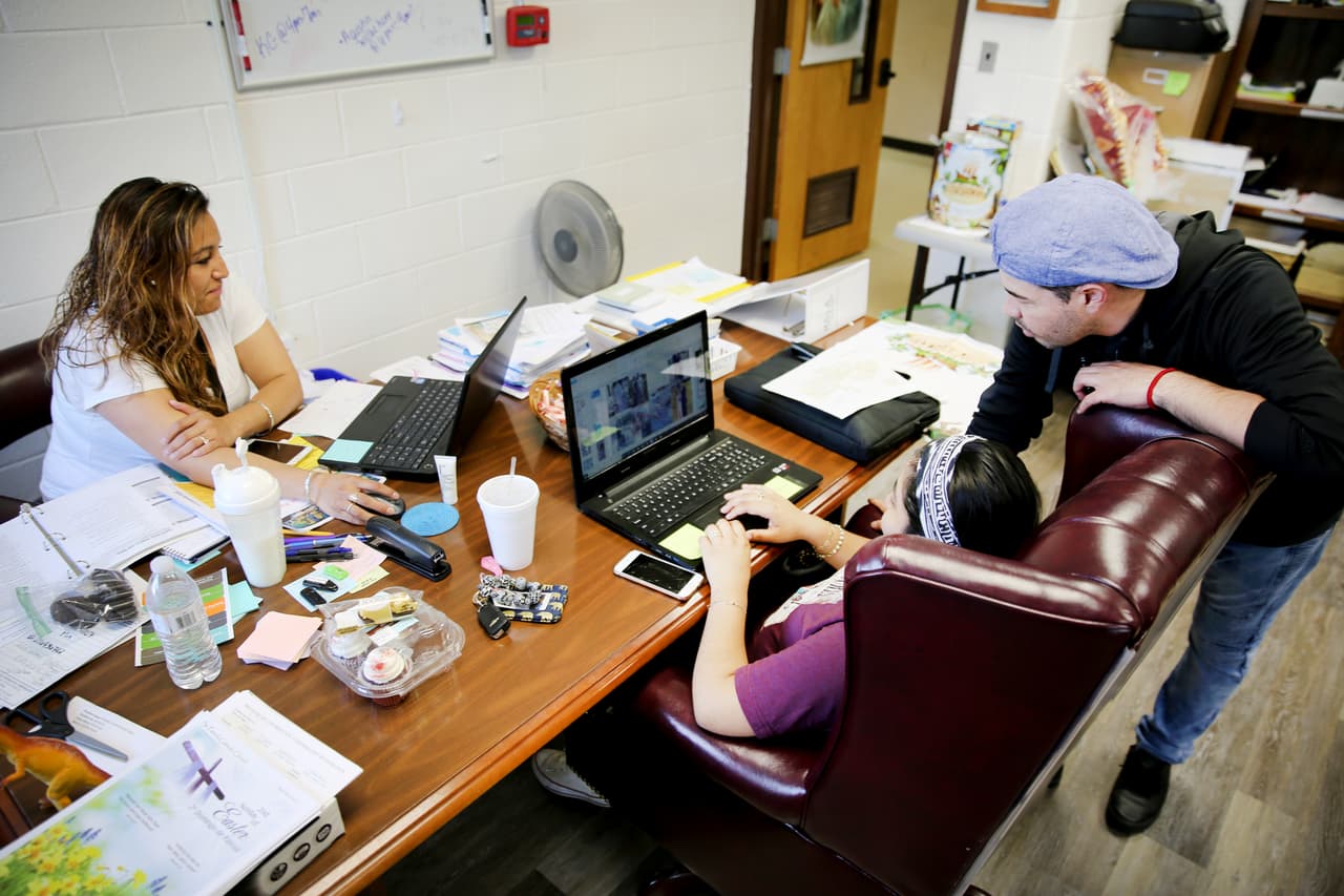 El campo base. José Quezada (a la derecha) y Verónica Galván (a la izquierda) en una oficina de la iglesia de San Patricio, en Morristown. El lugar se ha convertido en el epicentro de la crisis desatada entre la comunidad inmigrante: entregan comida y productos básicos donados, ayudan con gastos financieros de los afectados, ofrecen consejo legal y colaboran para que los indocumentados escriban cartas de poderes para que sus hijos tengan un tutor legal si ellos son deportados. Quezada y otros trabajadores de la Tennessee Immigrant and Refugee Rights Coalition se trasladaron a la zona por semanas desde la capital, Nashville, a casi cuatro horas.