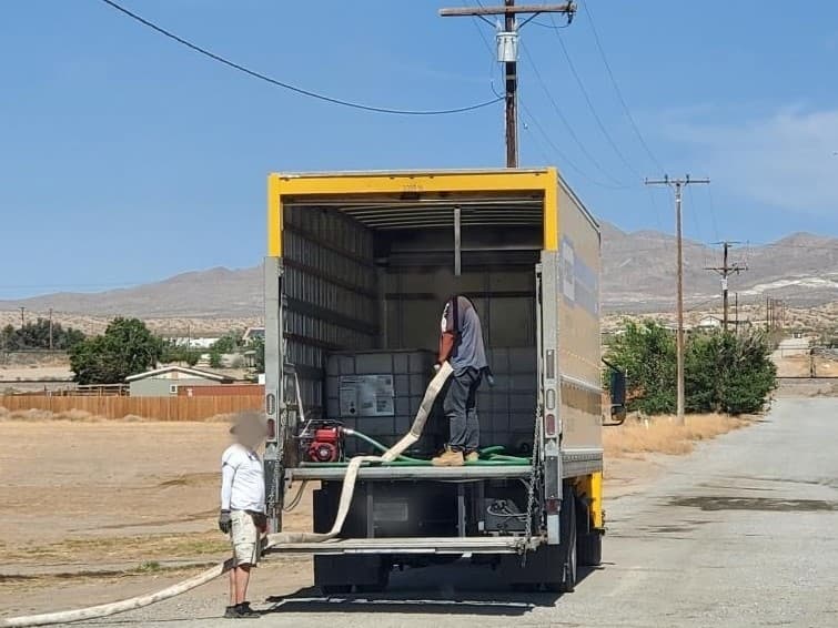 Más tarde rentaron camiones de U-Hall y otras empresas, dentro de los cuales ponían enormes recipientes que llenaban desde los hidrantes. En la imagen aparecen dos presuntos ladrones de agua.