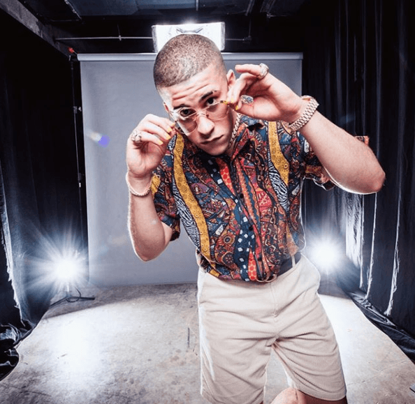 Este intérprete del género 'latin trap' no escatima en mostrar su lujosa joyería.