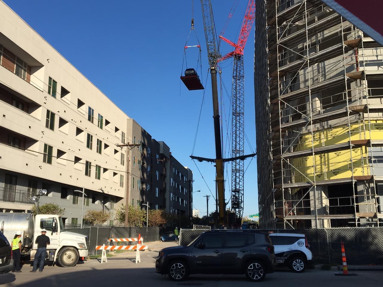 Personas que no se han comunicado con el complejo deben de comunicarse con el equipo de Elan City Lights al (214) 965-6018 o por correo electrónico a 
<a href="mailto:elancitylights@greystar.com">elancitylights@greystar.com. </a>
<br>para recuperar su auto.