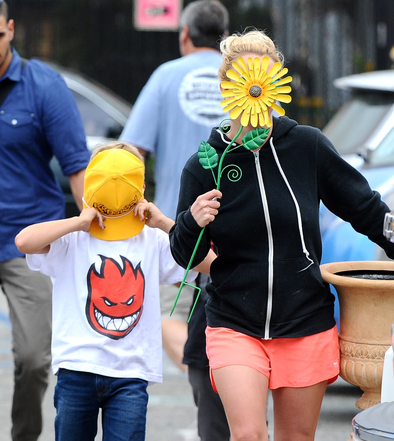Ops! Parece que Brit ha enseñado a sus hijos algunos trucos.