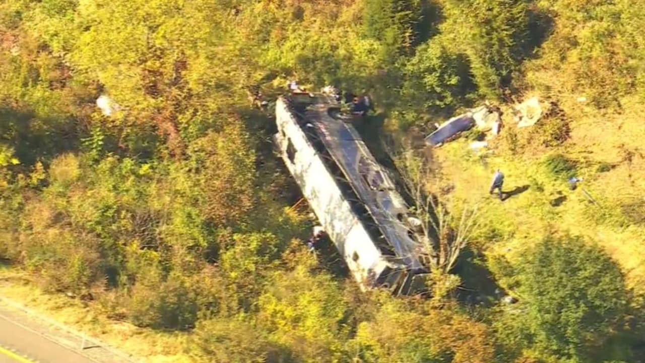 Autobús que se volcó en la I-84 no aprobó 5 de 15 inspecciones de seguridad en 2023