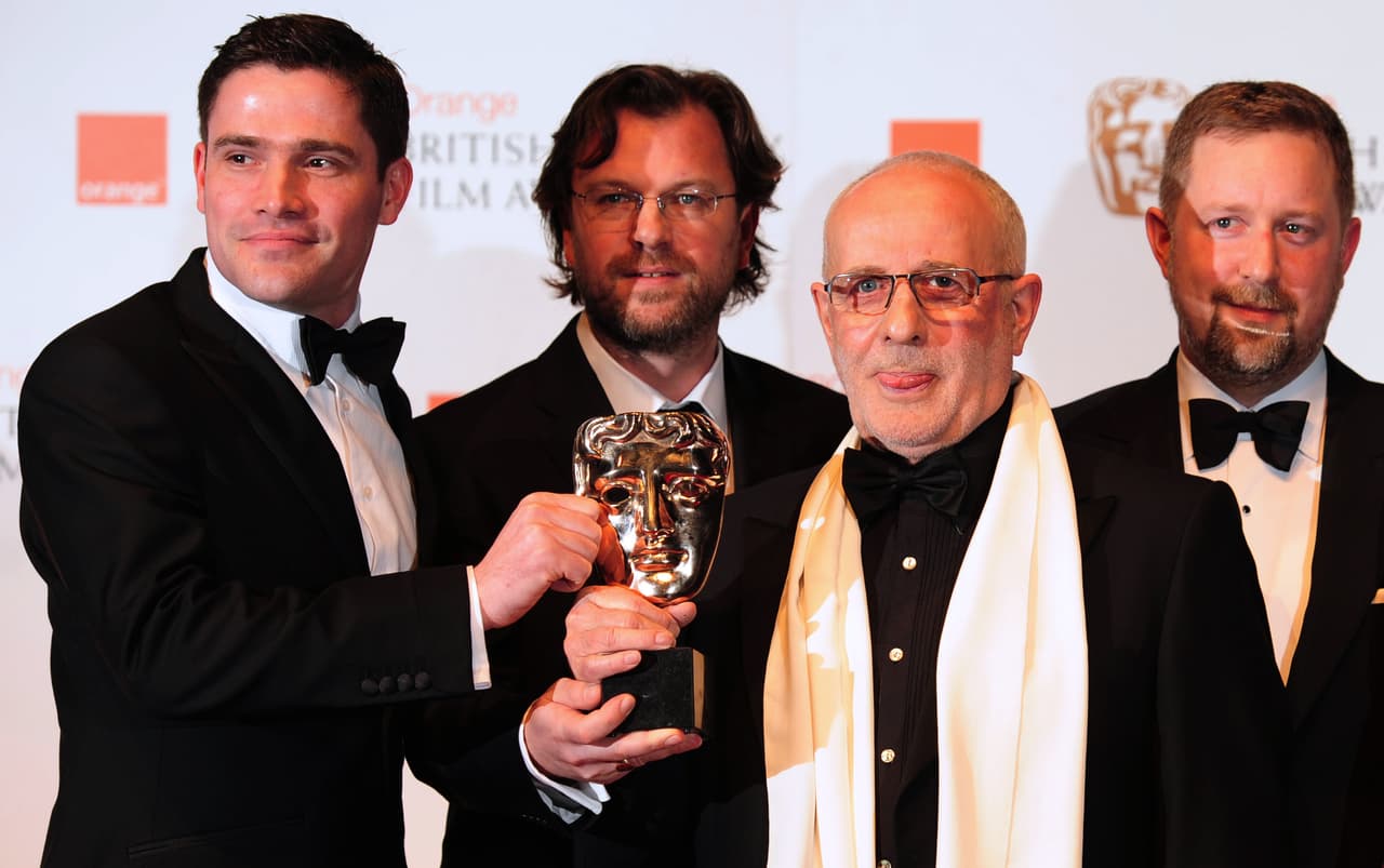 En 'The Omen' hay una escena de una decapitación que estuvo a cargo del director de efectos especiales, John Richardson (de bufanda blanca), víctima del que quizá haya sido el peor accidente durante la filmación de esta película.