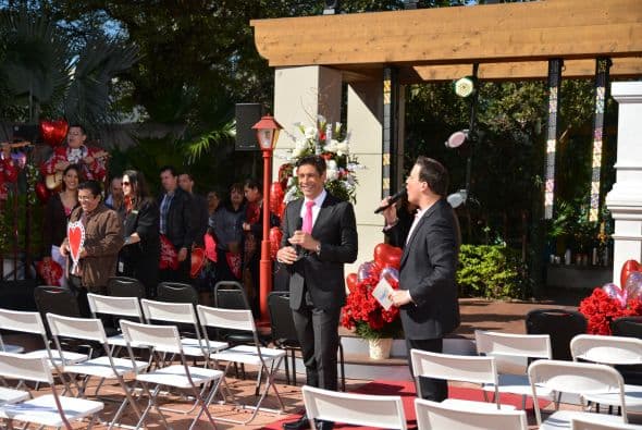 Raúl y Johnny organizaban y alentaban al público previo a la boda.