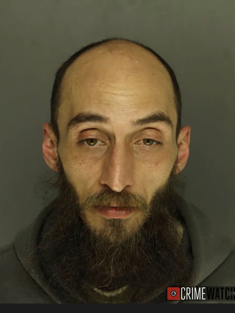 Según la Policía Estatal de Pensilvania, 
<b>una expareja de Cody Balmer</b> les marcó el mismo domingo, poco después de que él le confesara los hechos. El 
<b><a href="https://www.univision.com/noticias/politica/incendio-provocado-afecto-vivienda-del-gobernador-de-pensilvania-josh-shapiro-no-hubo-heridos" target="_blank">sospechoso del atentado contra el gobernador Shapiro y su familia</a></b> se entregó en horas de la tarde.