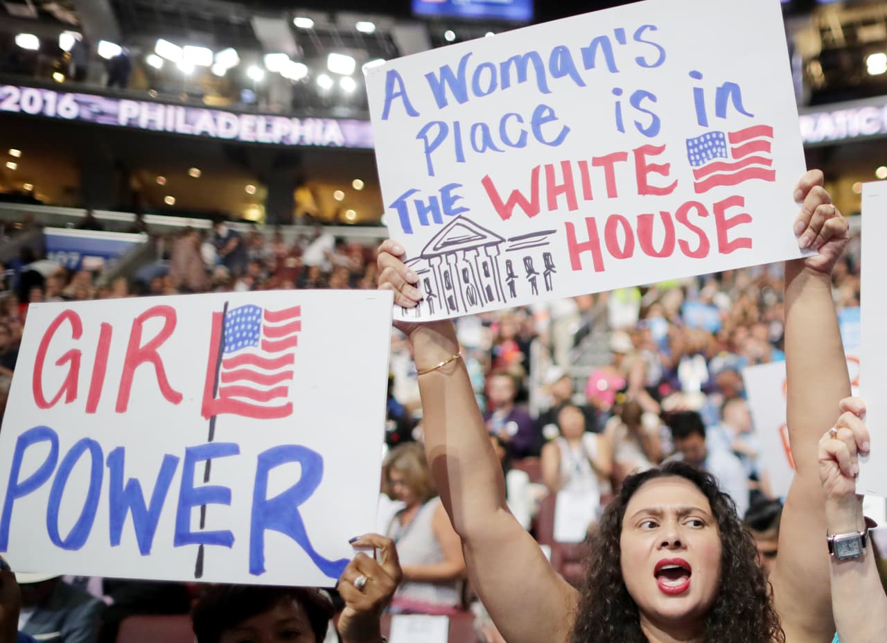 “El lugar de una mujer es la casa blanca”, en alusión a la nominación de Hillary Clinton como candidata por el partido demócrata.