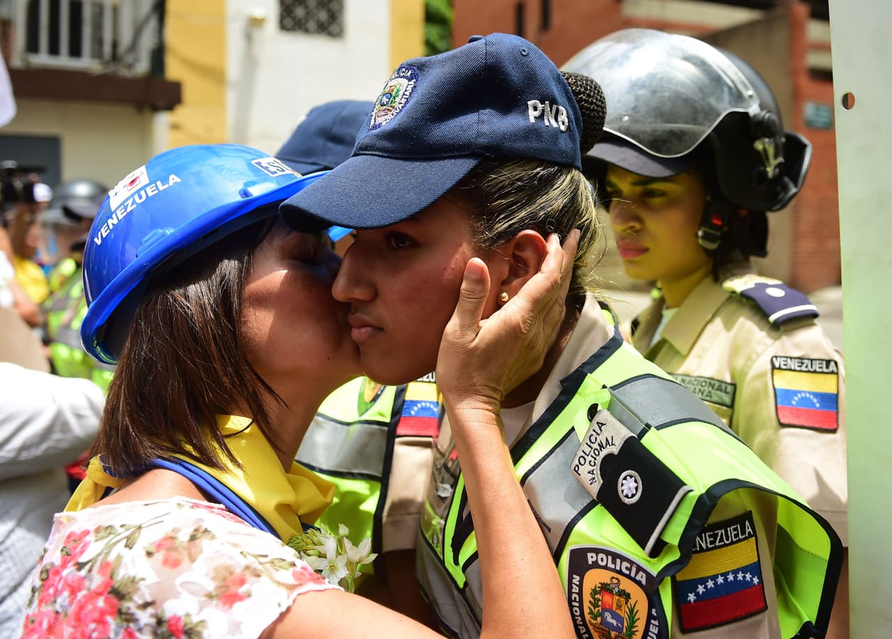En la próxima imagen se ve cómo se le acerca y le da un beso en la mejilla.