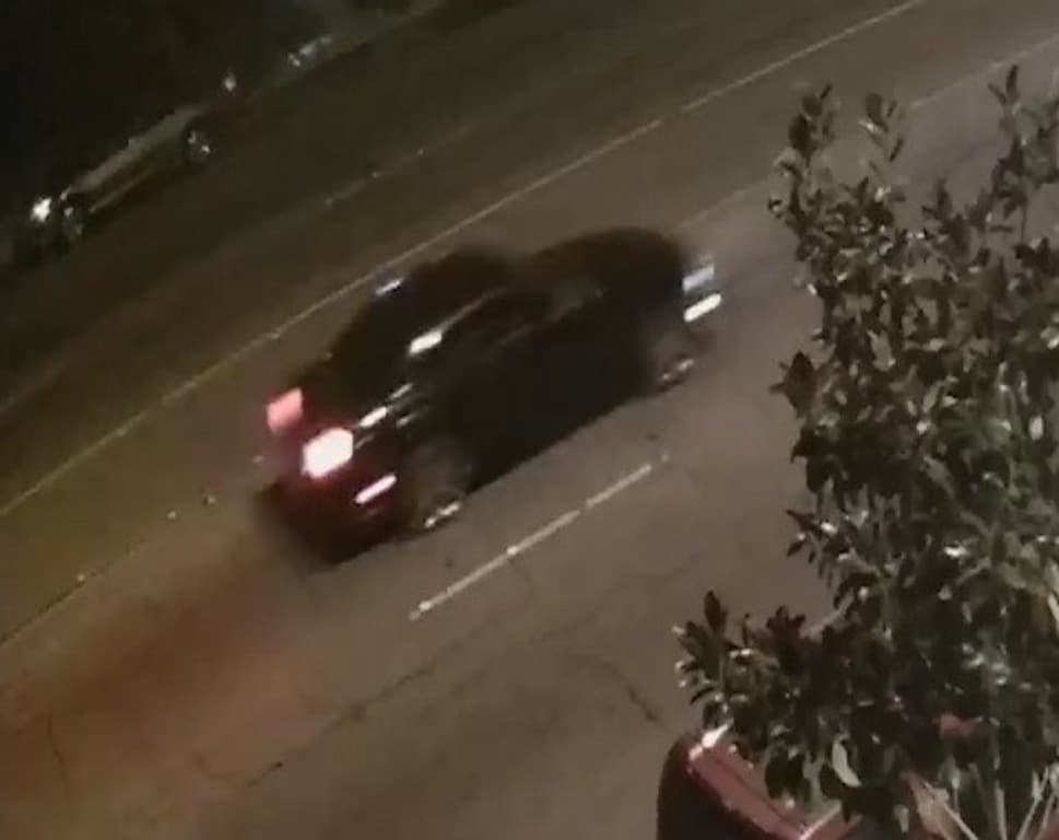 Imagen del Mustang negro que presuntamente participó en una carrera ilegal de coches en Anaheim, California, en la que perdieron la vida dos jóvenes.