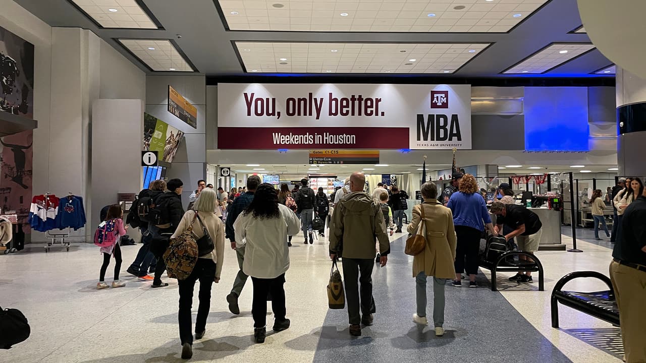Si vas a buscar un buen restaurante puedes alejarte un poco más de la zona turística o preguntar a las personas que son locales sobre aquellos lugares que ellos recomiendan para comer.