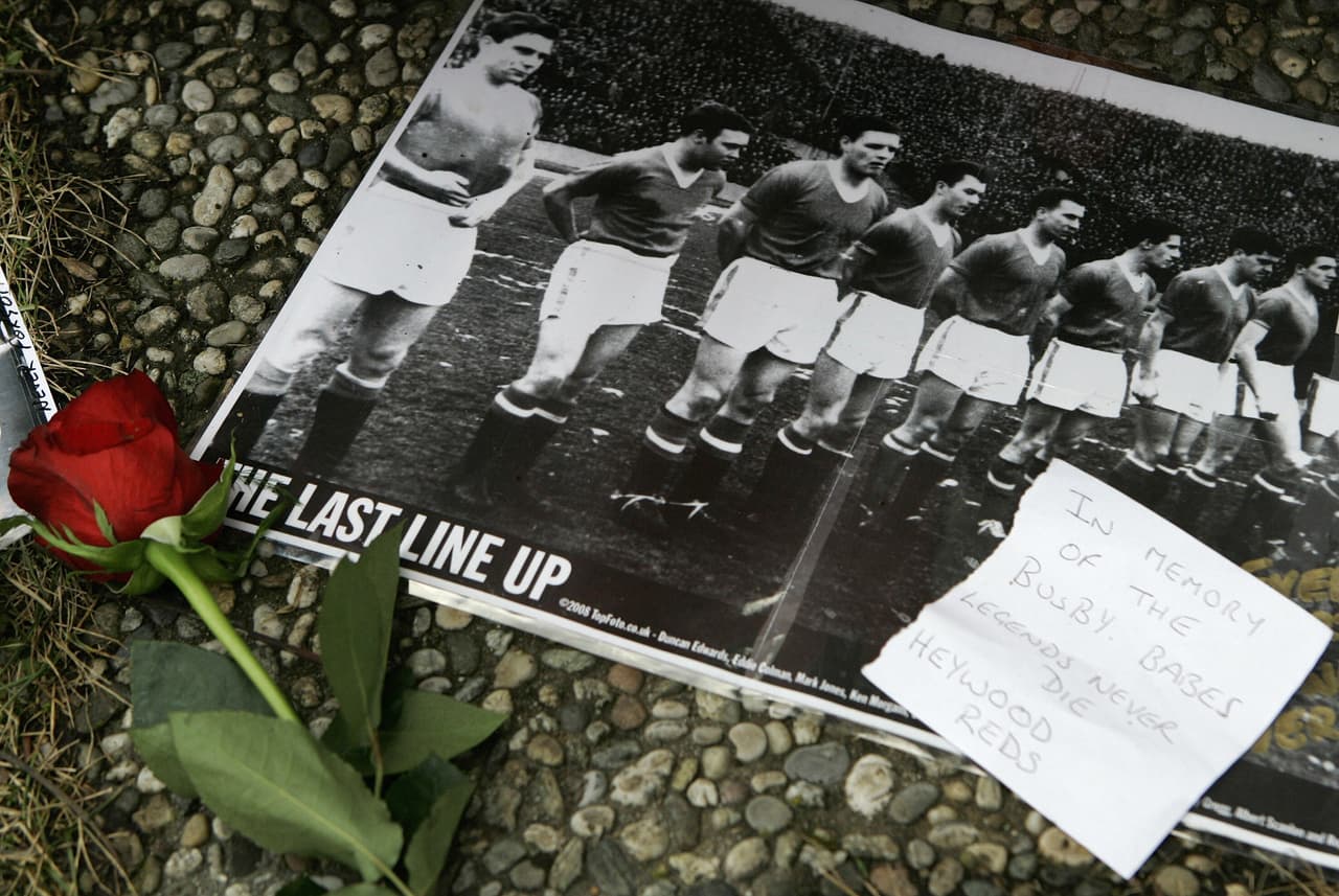 Accidente aéreo del Manchester United en Múnich en 1958: fallecieron ocho futbolistas profesionales, entre ellos el capitán del equipo Roger Byrne; el jugador de la Selección de Inglaterra, Duncan Edwards; y el delantero Tommy Taylor.