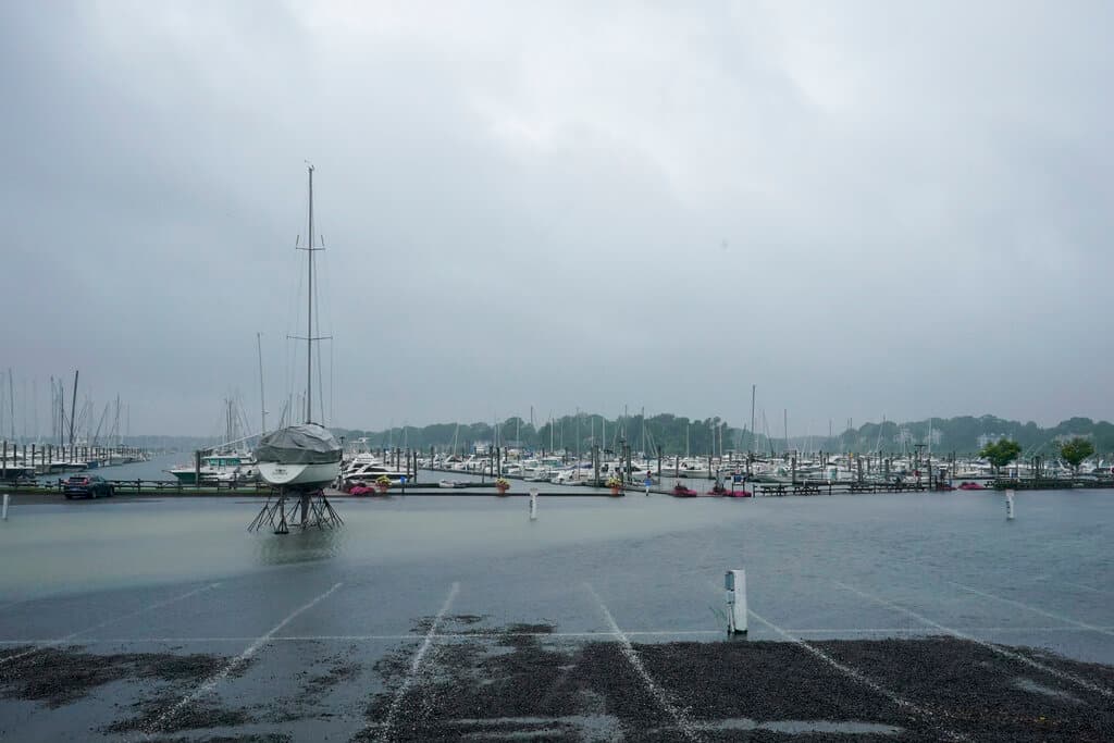Partes de Nueva Inglaterra y Nueva York fueron declaradas en alerta el viernes por la proximidad de Henri, que se esperaba inicialmente que tocara tierra como huracán. El presidente Biden incluyó este domingo a Nueva York en la declaración de emergencia federal.