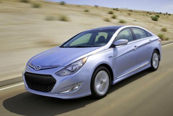 Hyundai Sonata Hybrid 2015- A partir del lanzamiento del Sonata Hybrid, Hyundai amplió el camino hacia los automóviles eficientes. En cuestiones estéticas, se diferencia de la generación anterior por ser más extensa en su longitud (35 mm), más ancho (30 mm) y cuenta con una mayor distancia entre ejes de (10 mm). Sus sellos distintivos son la grilla frontal con otro tramado, los detalles de color azul, los apliques cromados laterales y las ruedas de aleación con otro diseño.