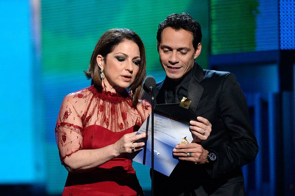 Gloria presentando el Grammy a Mejor Álbum Pop Vocal, en los Grammy de 2014, junto a Marc Anthony.