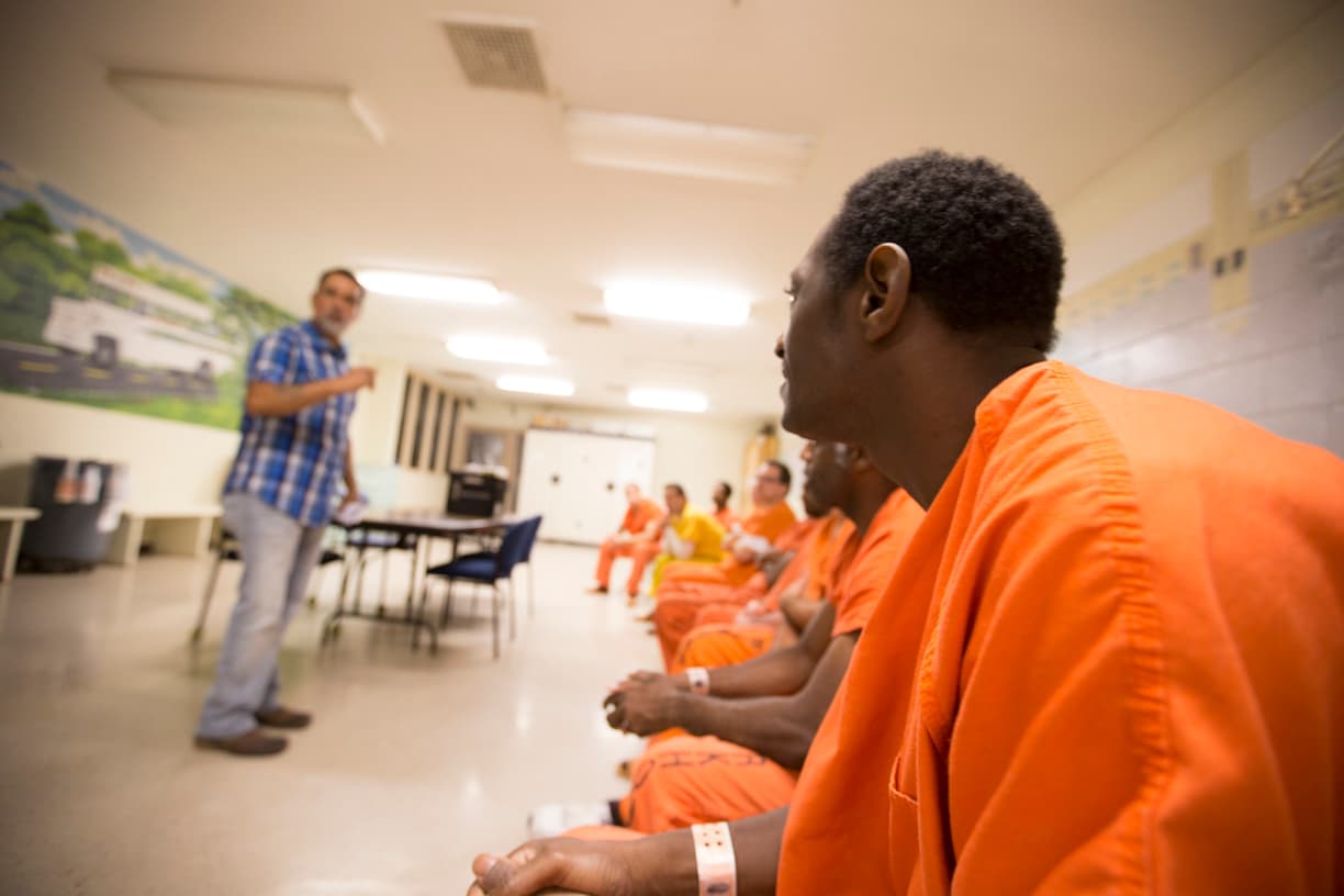 Vallejos cuenta cómo escapó de la violencia enquistada en su natal Chihuahuita, Nuevo México, a un grupo de detenidos en Clarksville.