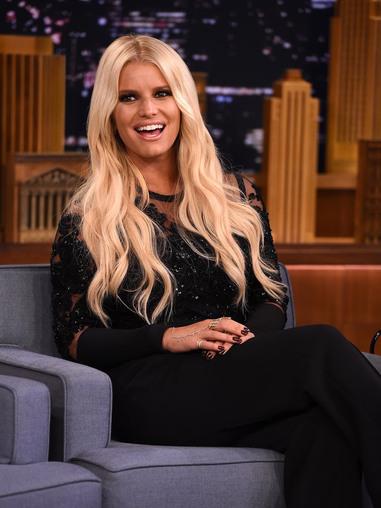 "Ella está trabajando duro y 
<b><a href="https://www.univision.com/famosos/el-escotazo-de-infarto-de-jessica-simpson-fotos" target="_blank">haciendo ejercicio y comiendo saludablemente</a></b> y tratando de recuperar su mejor forma y emocionada por lo que está por venir", detalló.
