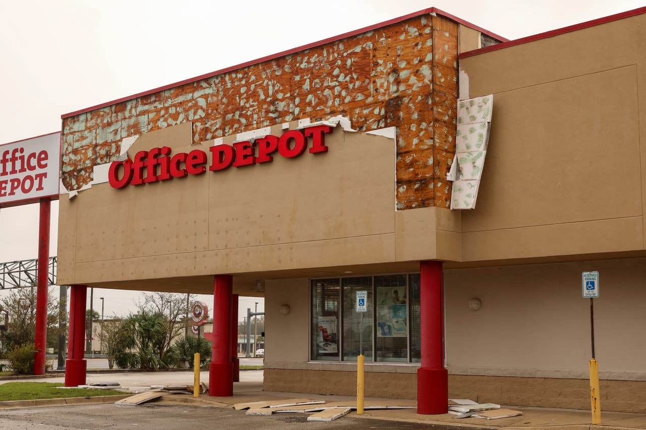 La fachada de una tienda Office Depot parcialmente arrancada la mañana después de que el huracán Milton azotara la región.