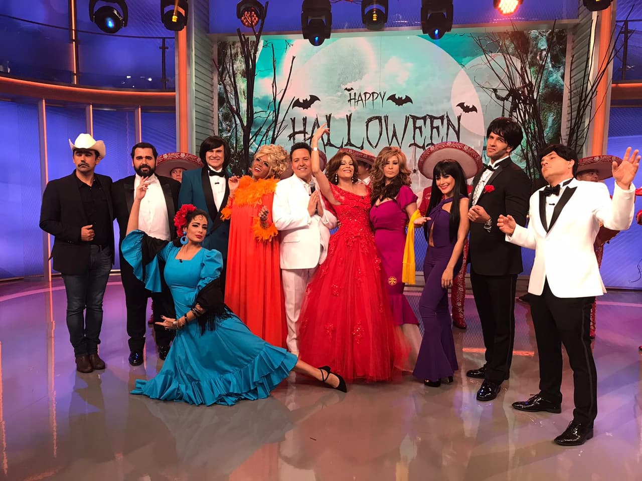 Para el 2019, el elenco del show matutino rindió homenaje a las grandes estrellas de la música que han fallecido, pero que dejaron el más grande legado con su talento y canciones como José José, Juan Gabriel, Selena, Jenni Rivera, entre otros.