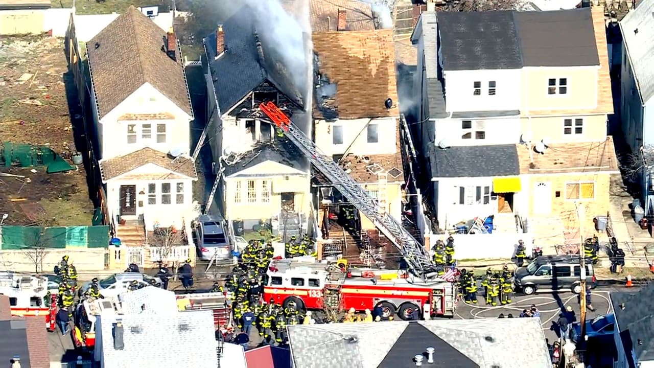 Incendio de 4 alarmas "devora" una casa en Queens