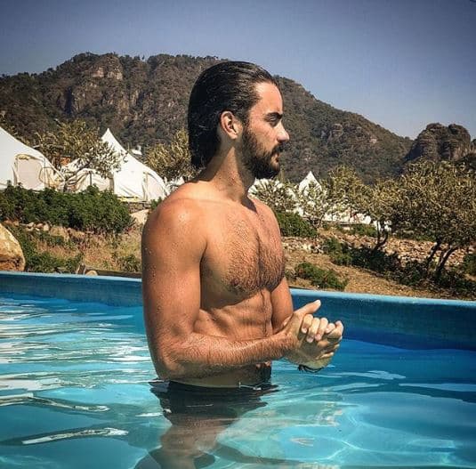 Otra novedad del remake es que tendrá una segunda
<b><a href="https://www.univision.com/famosos/el-remake-de-cuna-de-lobos-tendra-pareja-protagonica-gay-fotos" target="_blank"> pareja protagónica gay</a></b> con las actuaciones de Diego Amozurrutia (foto) y José Pablo Minor, quien recientemente apareció en 
<b><a href="https://www.univision.com/shows/mi-marido-tiene-mas-familia" target="_blank">Mi Marido Tiene Más Familia</a></b>, a cargo del productor Juan Osorio.